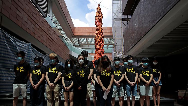 Studierende halten vor der Statue der "Säule der Schande" an der Universität Hongkong eine Schweigeminute für die friedlichen Demonstranten, die am 4. Juni 1989 ums Leben kamen.