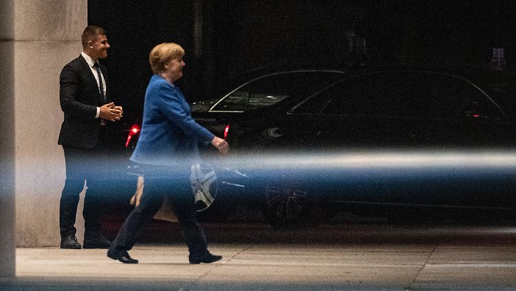 Feierabend nach 21 Stunden Verhandlung: Merkel verlässt das Kanzleramt.