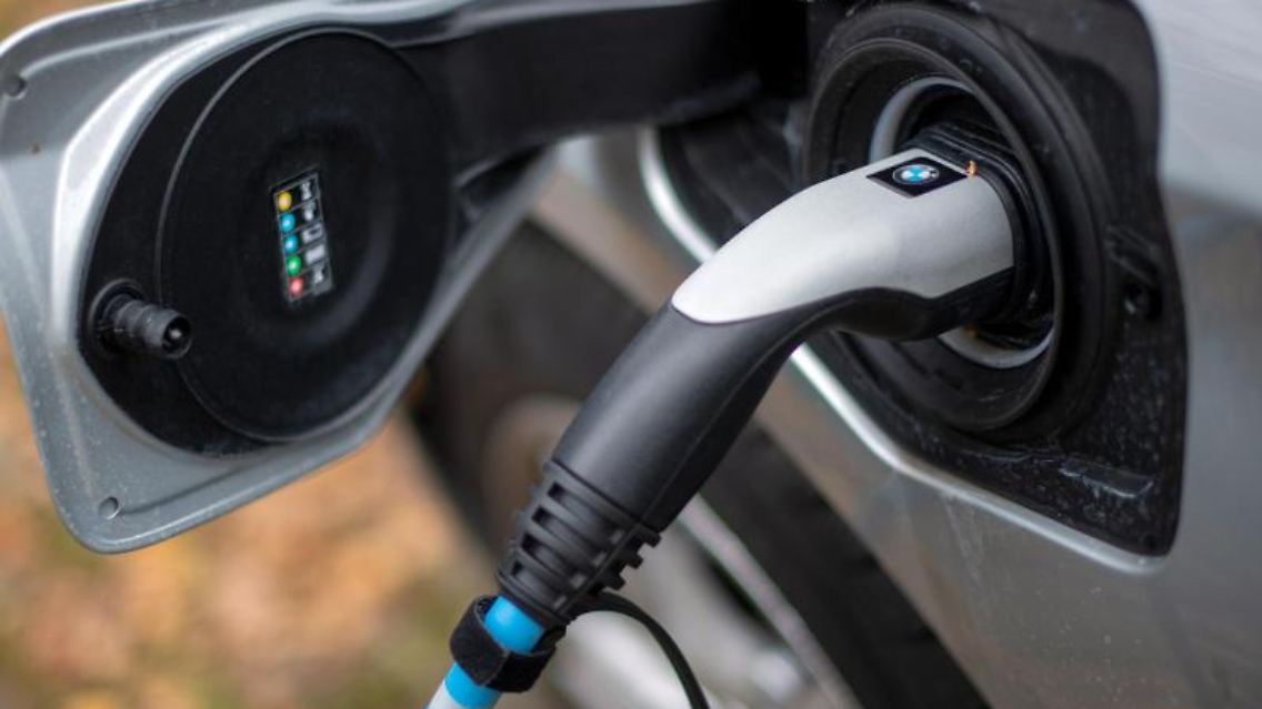 Ein Elektroauto von BMW wird an einer Ladesäule geladen. Foto: Monika Skolimowska/dpa-Zentralbild/ZB/Archivbild