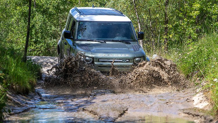 Gelände kann der neue Land Rover Defender natürlich auch. Ob man ihn da oft finden wird, bleibt abzuwarten.