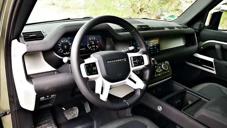 Im Innenraum hat Land Rover einen guten Kompromiss zwischen Moderne, Roughness und Bequemlichkeit für den Defender gefunden.