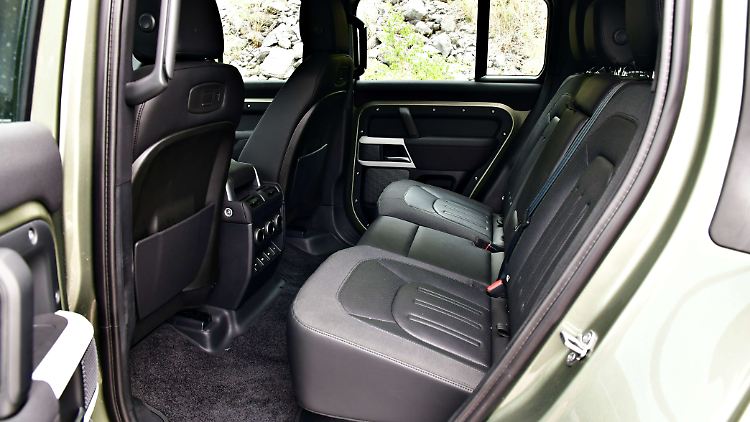 Erstaunlich viel Platz genießen Reisende in der zweiten Reihe des Land Rover Defender.
