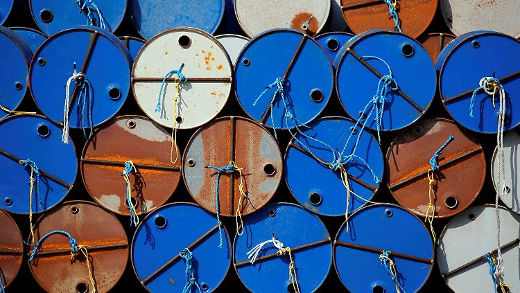 2017-10-13T154009Z_1250178889_RC14F8304550_RTRMADP_3_GLOBAL-PETROLEUM.JPG