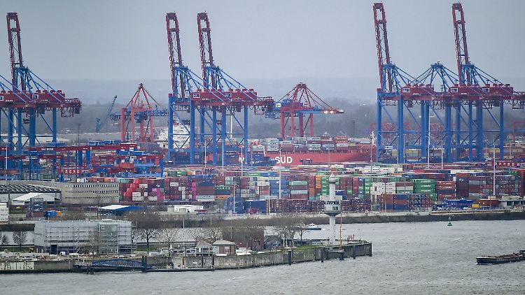 In den Hamburger Hafen sollen durch die Elbvertiefung noch größere Containerschiffe einlaufen können.