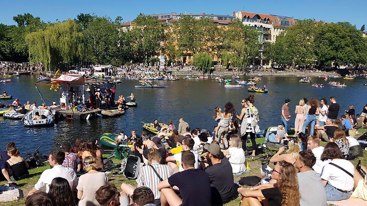 Menschenmassen in Berlin trotz Kontaktbeschränkung.