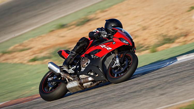 Auch in ihrer Neuauflage ist die BMW S 1000 RR ein kompromissloser Supersportler, der immer einen kühlen Kopf verlangt.