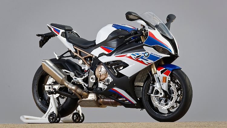 Die S 1000 RR bringt 207 PS auf die Straße. Bei 201 Kilogramm Kampfgewicht sind das also mehr als 1 PS pro Kilogramm.