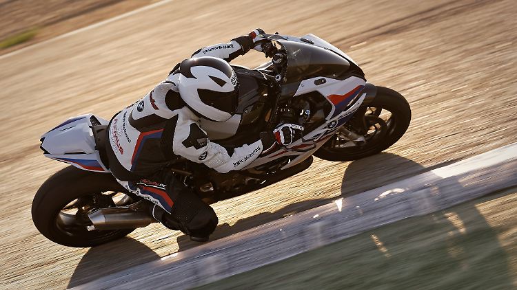 Die BMW S 1000 RR schenkt in der Kurve so viel Vertrauen, dass man schnell zu schräg ist.