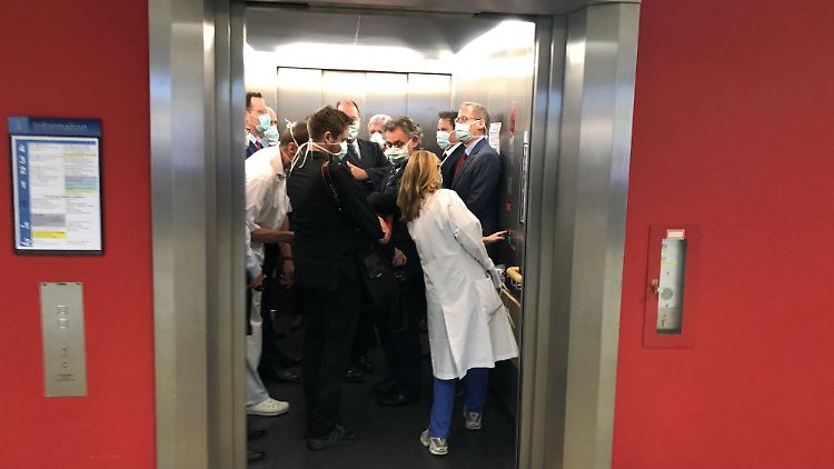Die Aufzugfahrt des Anstoßes, aufgenommen in der Uni-Klinik Gießen Mitte April. 