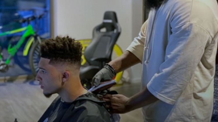 Jadon Sancho (links) vom BVB hielt sich bei seinem Friseurbesuch nicht an die von der DFL auferlegten Regeln und wird nicht bestraft.