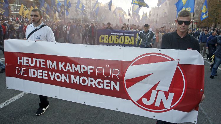 Mitglieder der NPD-Jugendorganisation Junge Nationalisten beteiligen sich immer wieder an rechtsextremen Demonstrationen im Ausland (Archivfoto aus der Ukraine).