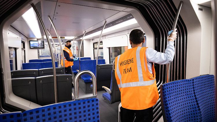 Bundesweit spricht die Deutsche Bahn von 2000 Reinigungskräften, die all die Flächen desinfizieren, die Reisende häufig anfassen würden.