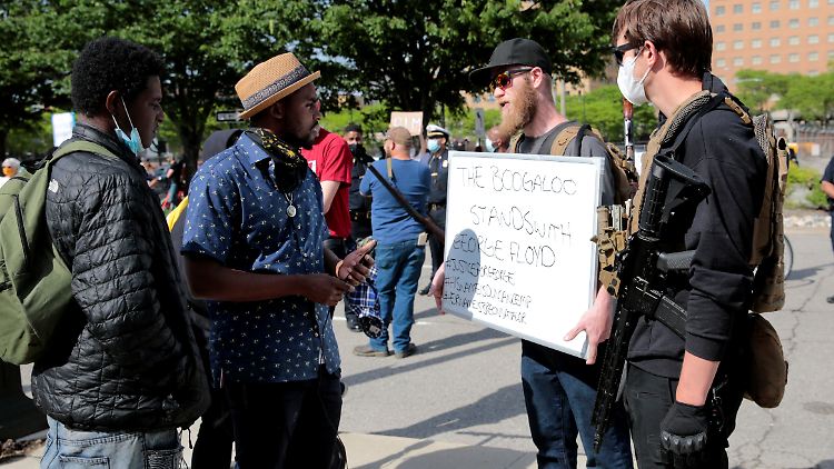 Bewaffnete "Boogaloo"-Anhänger bei einer Demo für den durch Polizeigewalt getöteten George Floyd. Die gefährliche Gruppierung sinnt auf den nächsten Bürgerkrieg.