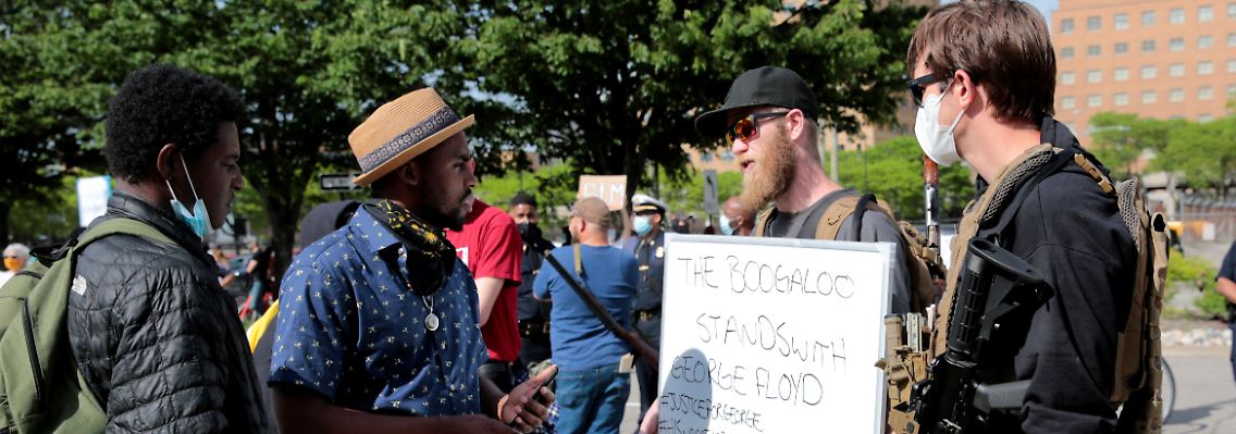 Bewaffnete "Boogaloo"-Anhänger bei einer Demo für den durch Polizeigewalt getöteten George Floyd. Die gefährliche Gruppierung sinnt auf den nächsten Bürgerkrieg.