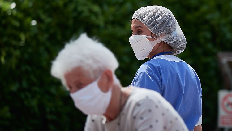 Bekannt ist unter anderem, dass das Risiko für einen schweren Covid-19-Verlauf ab einem Alter von etwa 50 bis 60 Jahren merklich ansteigt. 