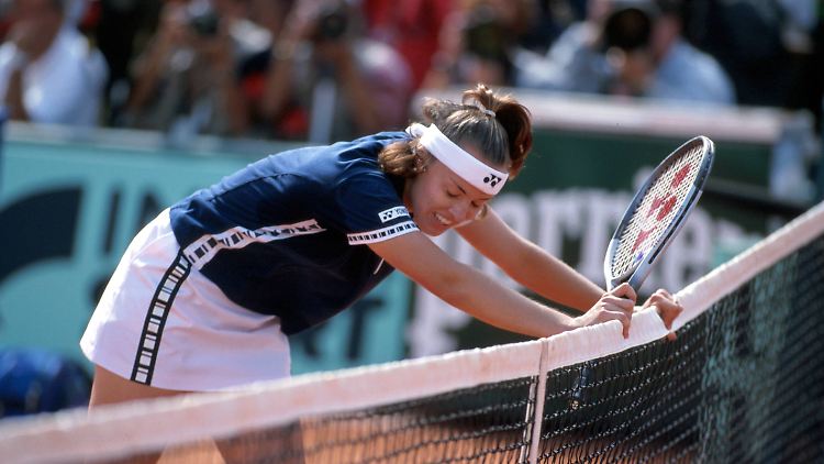 Bockig und maulend vergibt Martina Hingis das Finale der French Open von 1999.