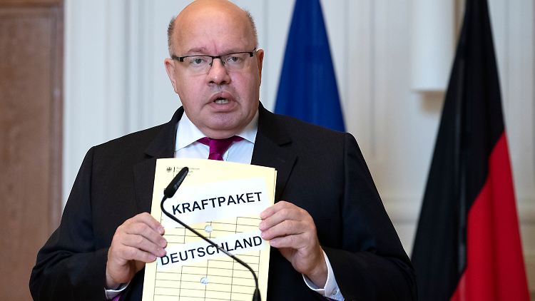 Wirtschaftsminister Peter Altmaier präsentiert das "Kraftpaket".