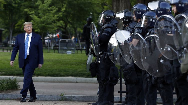 Während Donald Trump die St. John's Episcopal Church in Washington besuchte, wurden Demonstranten mit Tränengas und Gummigeschossen zurückgedrängt.