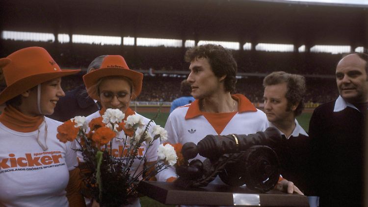 Dieter Müller erhält die Torjägerkanone für die Saison 1977/1978.