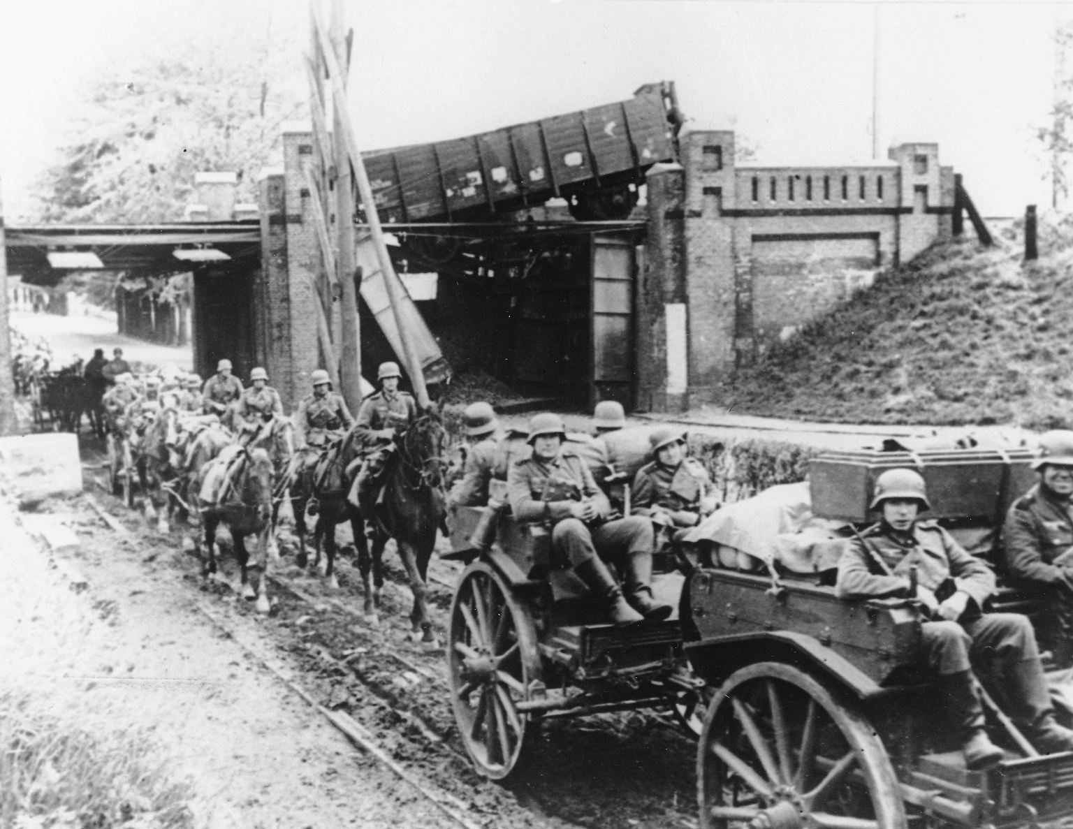 Im Mai 1940 beendet Nazi-Deutschland den "Sitzkrieg" im Westen und tritt zum "Blitzkrieg" an.