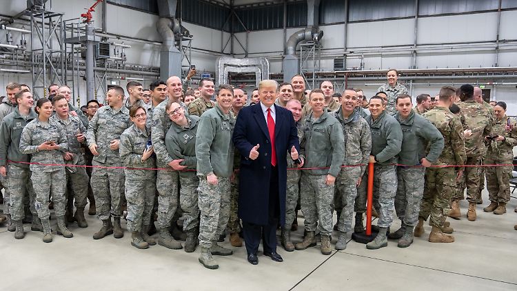 Präsident Trump besucht 2018 die US-Truppen in Deutschland.