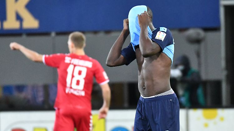 Joker Nils Petersen bejubelt das 1:0 für Freiburg, während sich Marcus Thuram von Gladbach das Trikot aus Frust über das Gesicht zieht.