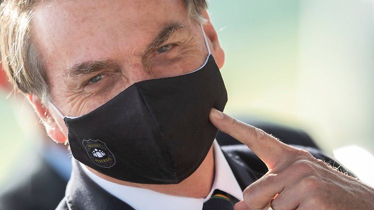 Eine Maske trägt er mittlerweile - doch "Gesundheitstipps" von der WHO will er nicht: Brasiliens Präsident Jair Bolsonaro. 
