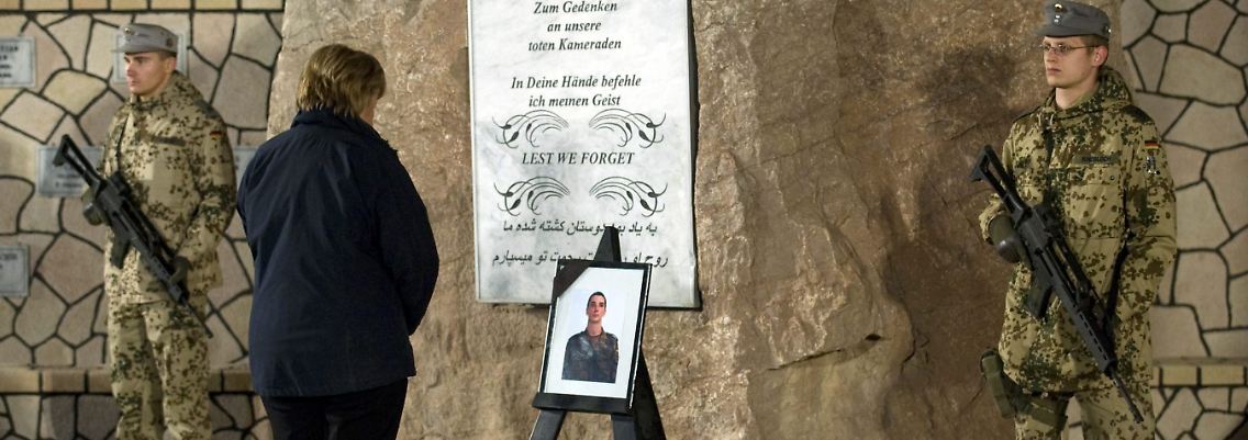 Merkel vor dem Bild des getöteten 21-jährigen Soldaten.