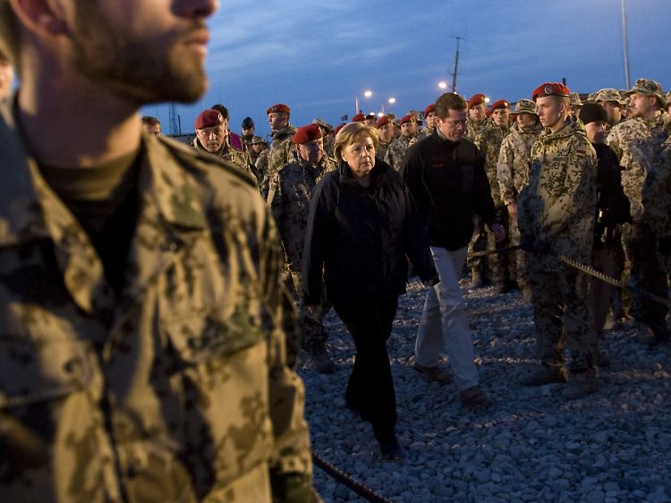 Erstmals sprach Merkel ausdrücklich von Kämpfen "wie im Krieg" im Bezug auf Afghanistan.
