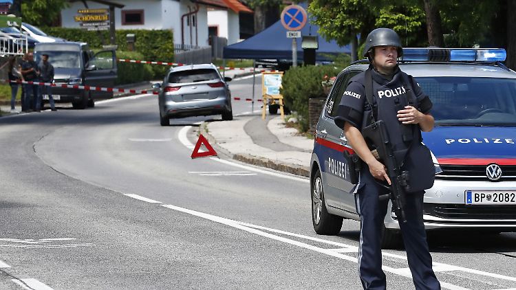 Ein Polizist sichert den abgesperrten Tatort in Drobollach.