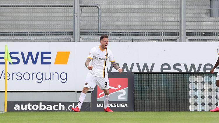 Am Ende eines verrückten Kellerduells jubelt Dynamo Dresden, wie hier beim zwischenzeitlichen Ausgleich durch Patrick Schmidt.