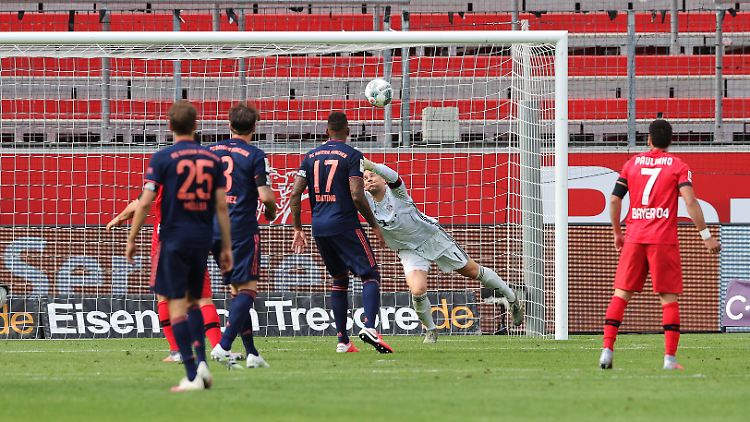Einer der historischen Momente des Bundesliga-Samstags: Florian Wirtz (nicht im Bild) trifft gegen den FC Bayern.