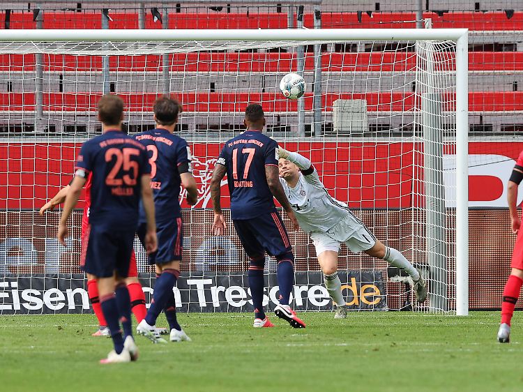 Der historische Moment: Florian Wirtz (nicht im Bild) zirkelt den Ball ins lange Eck.