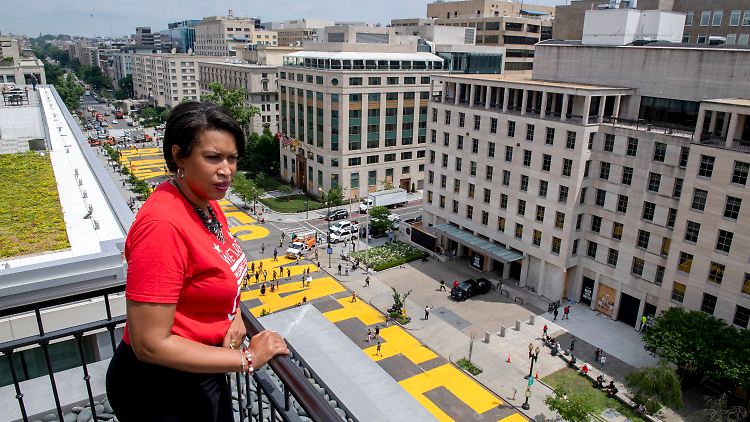 Mit ihrem Werk zufrieden: Washingtons Bürgermeisterin Muriel Bowser hoch über dem neuen Straßennamen in der Nähe des Weißen Hauses.
