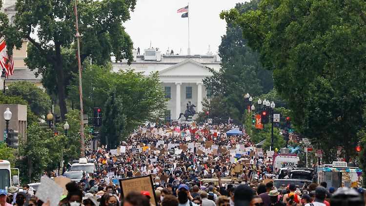 Tausende beteiligen sich an den Protesten vor dem Weißen Haus und dem Lincoln-Denkmal.