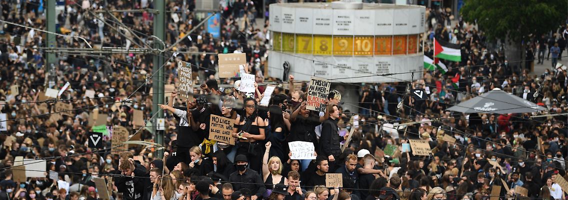 In Schätzungen war auch in Berlin von weit über zehntausend Teilnehmern die Rede.