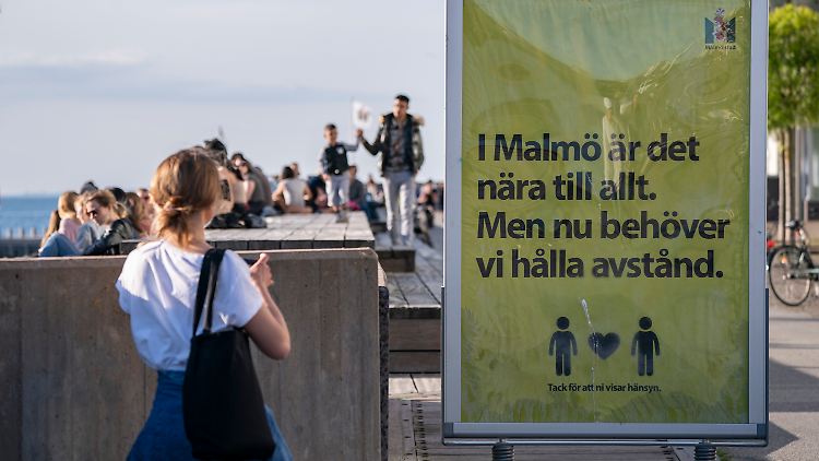 Ein Schild in Malmö ruft dazu auf, Abstand zu halten. Doch viele Maßnahmen in Schweden basierten auf Freiwilligkeit.