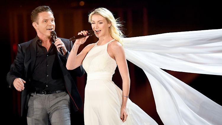 Anna-Carina Woitschack und Stefan Mross stehen bei der Show "Schlagerchampions - Das große Fest der Besten" auf der Bühne.