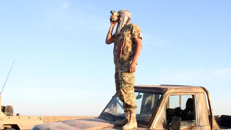 Ein Kämpfer der von der UNO anerkannten libyschen Einheitsregierung steht etwa 140 km südwestlich der libyschen Hauptstadt Tripolis, auf dem Dach eines Militärfahrzeugs und blickt durch ein Fernglas.