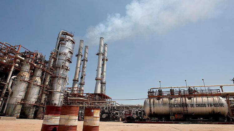 Im April hatte sich Mexiko auf eine tägliche Drosselung der Ölproduktion um 100.000 Barrel für Mai und Juni verpflichtet.