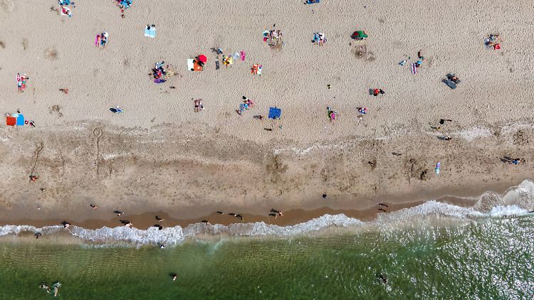 Der Strand von Scheveningen in den Niederlanden: Auch im Urlaub gilt die Devise "Abstand halten".