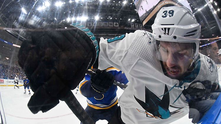 "Rassismus existiert in unserer Gesellschaft und auch im Eishockey. Das ist Fakt. Ich denke, viele von uns sind schuldig, weil wir weggeschaut haben, wenn es um Rassismus ging. Das kann so nicht weitergehen", sagte Logan Couture, Kapitän der San Jose Sharks.