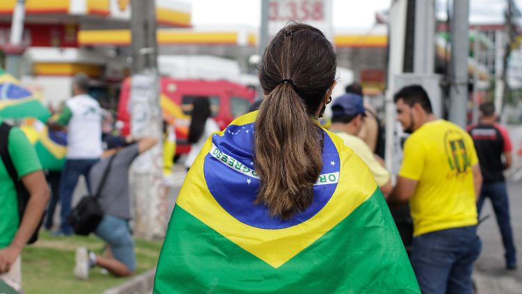 In Brasilien werden erste Lockerungen eingeleitet, die Zahl der täglich Neuinfizierten steigt jedoch weiter.