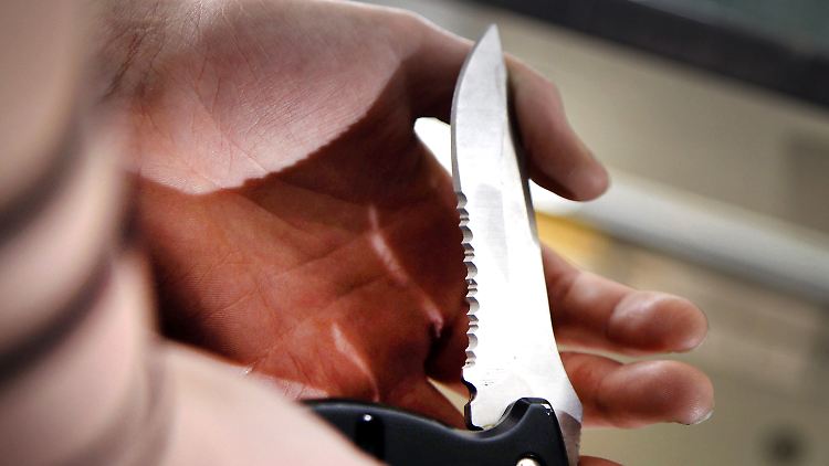 Der Student konnte den Messerattacken ausweichen.