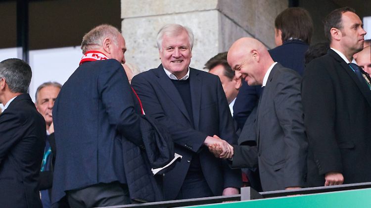 Horst Seehofer ist mit den Großen des Fußballs auf einer Linie.