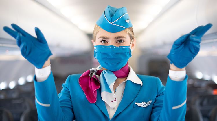 An deutschen Flughäfen sollen einem Medienbericht zufolge bald alle Angestellte und Passagiere eine Maske tragen.