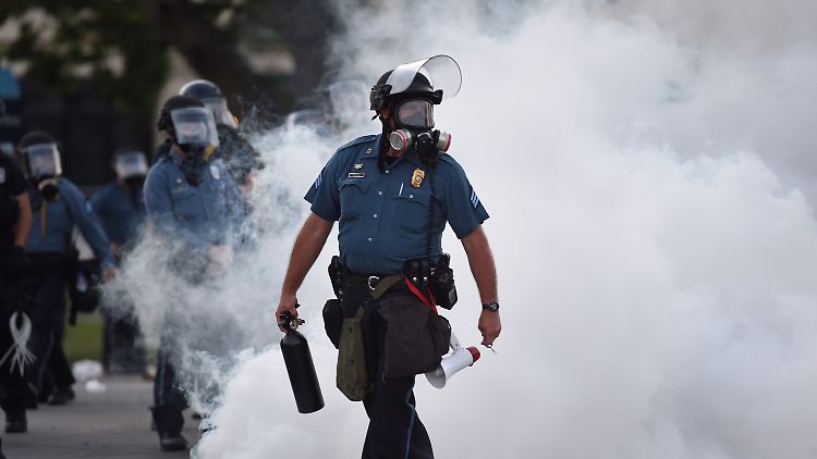 Bei Protesten war es in mehreren Städten zu Ausschreitungen gekommen. Die Polizei setzte unter anderem hier in Kansas City Tränengas ein.