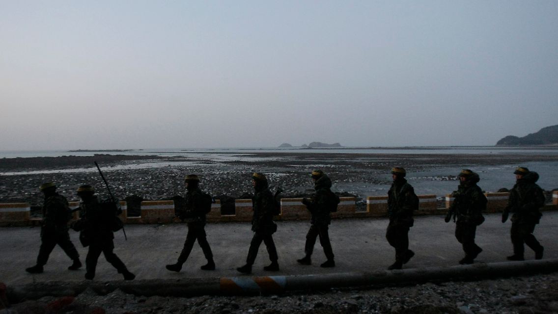 Südkoreanische Soldaten patroullieren am Strand von Yeonpyeong.