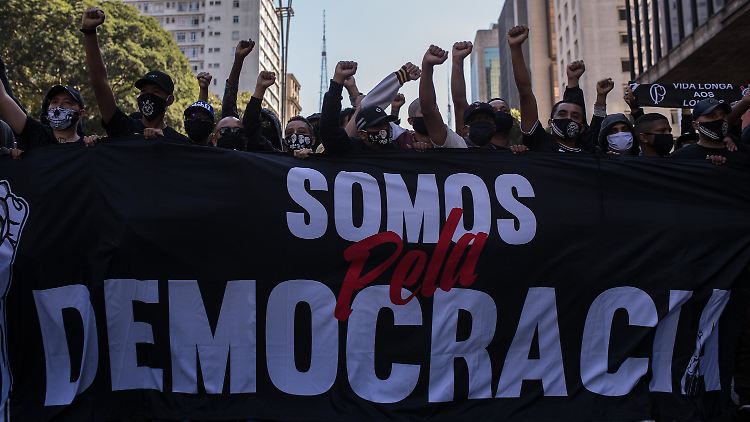 Hinter dem Motto "Somos pela Democracia" ("Wir sind für die Demokratie") versammeln sich viele Fußballfans, die im Ligaalltag miteinander rivalisieren.