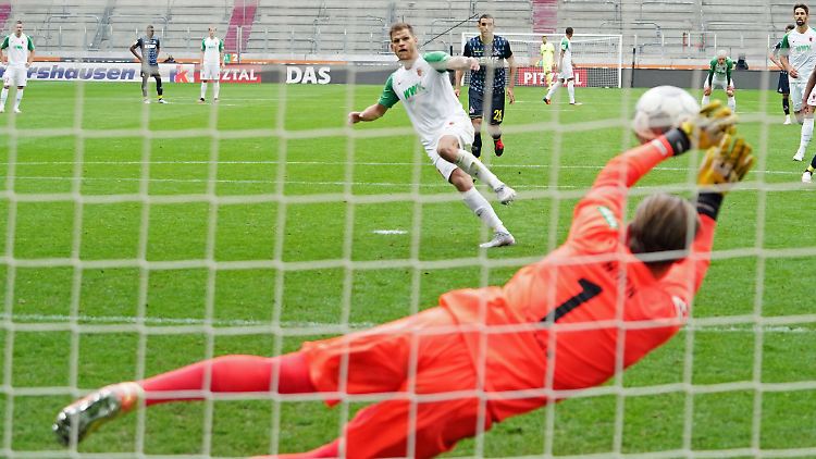 Florian Niederlechner hätte dem FC Augsburg mit einem verwandelten Elfmeter vielleicht viel ersparen können.